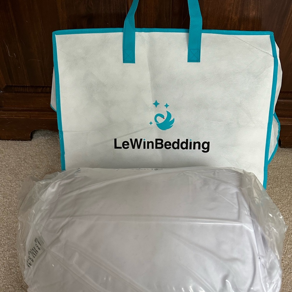 NWT LeWin Bedding - Goose Feather King Size Comforter
